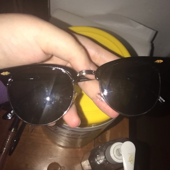 Black sunglasses - Picture 1 of 2